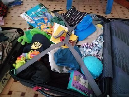 Una de las maletas que Marc y Suzanne Lopez llevaron con ropa, juguetes y libros para sus nietos, en junio de 2019.