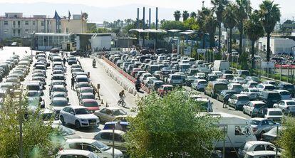 Colas de veh&iacute;culos para salir de Gibraltar, a finales de agosto. 