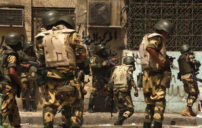 Los militares y la policía antidisturbios toman posiciones para el desalojo del campamento islamista en El Cairo.
