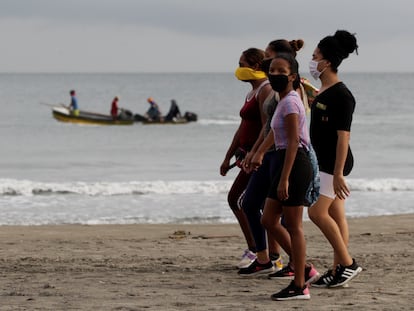 Un grupo de mujeres camina en una playa de Cartagena, luego de que se permitiera el acceso en julio pasado.