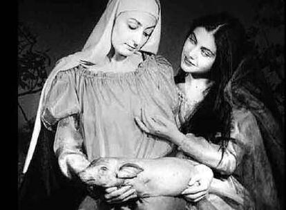 Esta imagen, una de las fotos polémicas, se titula <i>María, Isabel y el cachorro de Yahvé, 2000.</i>