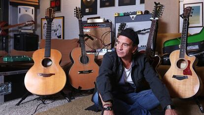 Álvaro Urquijo en el estudio de su casa.