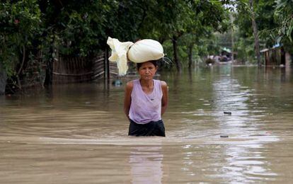 Una mujer camina por una calle inundada en Min Pyar (Myanmar) 