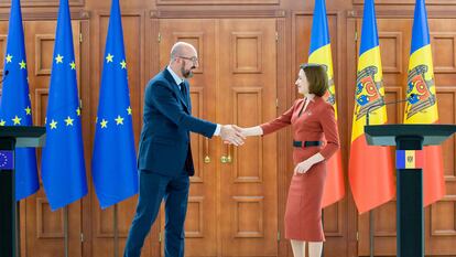 La presidente moldava, Maia Sandu, saludaba este miércoles al presidente del Consejo Europeo, Charles Michel en Chisinau, la capital moldava.