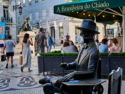 Una escultura de Pessoa a Lisboa, cubierta con una mascarilla.
