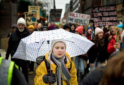 La activista sueca de 16 años Greta Thunberg participa en la manifestación de Estocolmo. 