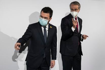 l presidente de la Generalitat, Pere Aragonès (a la izquierda), y el presidente de Cercle d'Economia, Javier Faus, en la sesión inaugural de este miércoles en Barcelona.