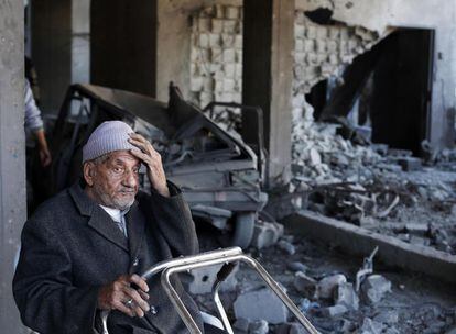 Un hombre, sentado en su casa, destrozada durante el bombardeo israelí sobre Gaza.