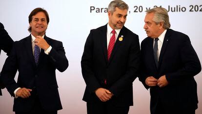 Los presidentes de Uruguay, Luis Lacalle Pou (izquierda); Paraguay, Mario Abdo Benítez; y Argentina, Alberto Fernández, durante la última cumbre de presidentes de Mercosur, celebrada el 21 de julio en Asunción.