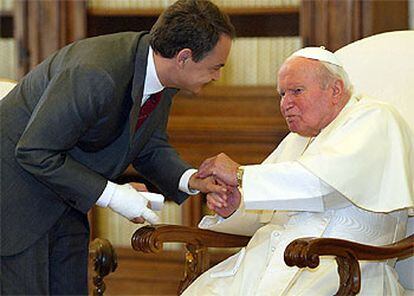 Zapatero ha tenido que saludar al Papa con la mano izquierda debido a una lesión.