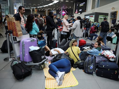 Los pasajeros esperan en el área de facturación, luego de que Viva Air cancelara todos sus vuelos, en Bogotá, el 28 de febrero de 2023.