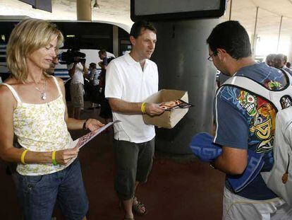 Kate y Gerry McCann reparten fotos de su hija el pasado viernes en la estación de autobuses de Huelva.