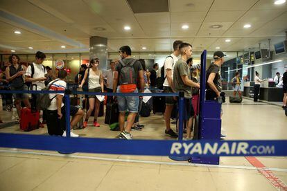 Pasajeros hacen cola en la zona de facturación de Ryanair en la T1 del aeropuerto de Barajas, en Madrid. 