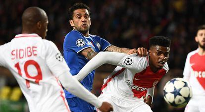 Alves y Jemerson disputan el balón en las semis europeas.