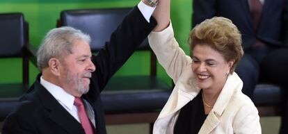 El ex presidente Luiz Inacio Lula da Silva y la presidenta Dilma Rousseff durante la ceremonia de juramento del cargo.