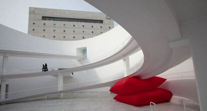 Escultura volátil de Geraldo Zamproni, en el patio elíptico del Museo de la Memoria de Andalucía.