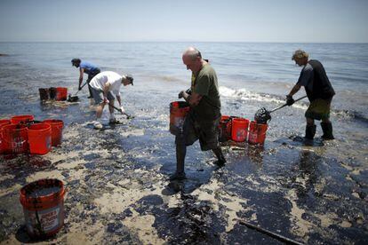 Segons la Guàrdia Costera dels Estats Units un parell de taques de petroli s'estenen per una zona de més de 14 quilòmetres de la costa de Santa Barbara (Califòrnia). A la imatge, uns quants voluntaris que participen en les tasques de neteja de la platja californiana de Refugio State.