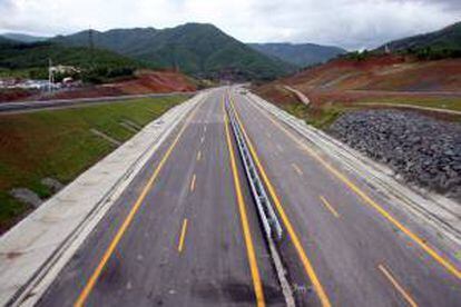 El programa de concesiones viales de 4G consta de 47 proyectos por un total de 25.000 millones de dólares en el transcurso de ocho años, con lo cual el Gobierno aspira a sacar a Colombia de su histórico atraso en infraestructura de carreteras. EFE/Archivo