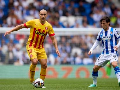 Oriol Romeu controla el balón ante David Silva durante un Real Sociedad - Girona disputado la pasada temporada.