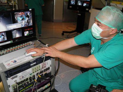 El Hospital Virgen del Rocío ha realizado más de 300 intervenciones con el quirófano 'inteligente' portátil que ha patentado.