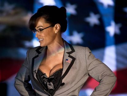 Pese a llevar en el porno desde los noventa, Lisa Ann alcanzó la fama mundial al parodiar a Sarah Palin. Aquí, en una de sus apariciones imitando a la excandidata a la vicepresidencia estadounidense, concretamente en 2012.