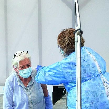 GRAFCAT1569. GIRONA (ESPAÑA), 19/04/2021.- Profesionales sanitarios realizan su trabajo en el Palacio de Fires de Girona donde el Departamento de Salud ha establecido un centro de vacunación masivo.EFE/ David Borrat
