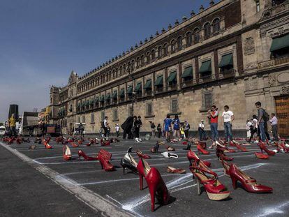 Cada uno de los zapatos colocados frente a Palacio Nacional, en Ciudad de México, representa una mujer asesinada.