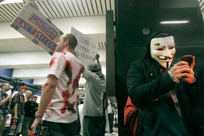 Un manifestante en el metro de San Francisco se comunica durante las protestas a través de su teléfono móvil.