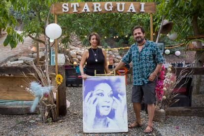 Pepe Cielo y su pareja, Mónica, en el espacio de su casa reservado para la celebración del Starguai.