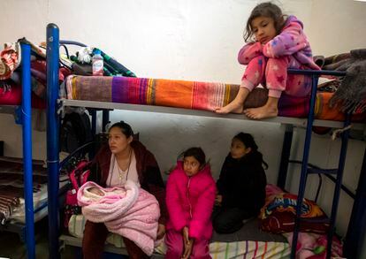 Carmen Aros y cuatro de sus cinco hijas de origen mexicano esperan cruzar la frontera hacia Estados Unidos en un albergue en Ciudad Juárez (México).
