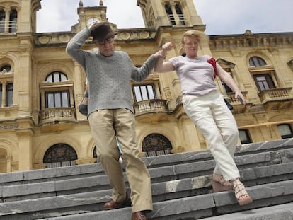 Woody Allen desciende este martes las escaleras del Ayuntamiento de San Sebastián tras ser recibido por autoridades. En vídeo, Woody Allen comienza el rodaje de 'El festival de Rifkin' en San Sebastián.