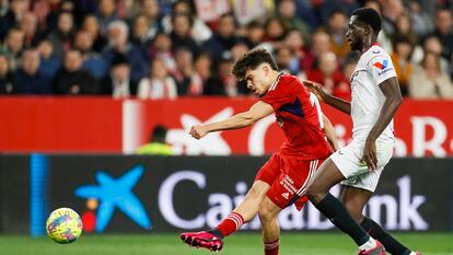 Abde dispara ante Nianzou para hacer el 2-3, el gol del triunfo de Osasuna ante el Sevilla.