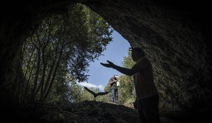 El biòleg Marc López Roig allibera un ratpenat el 7 de maig en una cova de la Noguera.