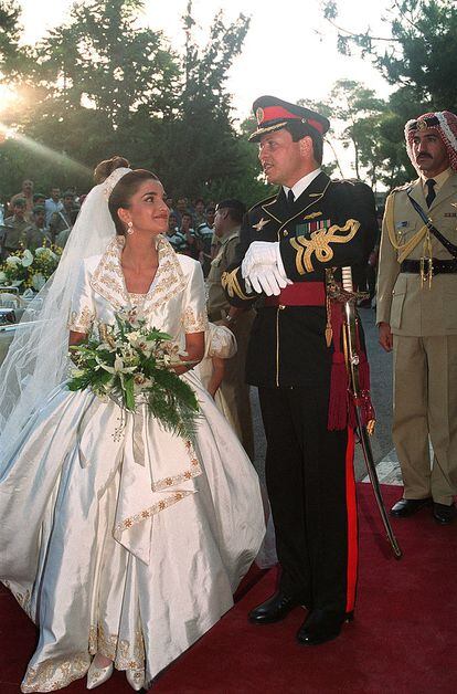 Cuando se casó con el rey Abdalá de Jordania tal día como hoy hace treinta años, ella era solo Rania Al-Yassin, una joven de 23 años nacida en Kuwait, aunque con raíces palestinas, licenciada en Administración de Empresas por la Universidad Americana de El Cairo y empleada de la compañía californiana Apple en su sede jordana. Como ella misma ha contado en varias ocasiones, se conocieron en 1993 durante una cena cuando él todavía era solamente el heredero al trono  y la conexión fue inmediata. Un año después se casaban.

Ella fue vestida con un espectacular y voluminoso diseño del modisto británico Bruce Oldfield, el mismo que ha creado el vestido de Camilla Parker Bowles para la coronación y el de Lady Diana para su boda. Rania rompió la tradición de ponerse una tiara: con ese gesto quiso honrar sus orígenes plebeyos y sus raíces palestinas, detalle que fue muy comentado en su día y que fue el pistoletazo de salida para una forma de estar en público en la que sin duda, los detalles de vestuario se convertirían en un mensaje más.