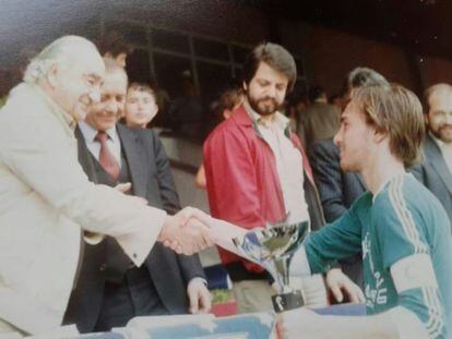 Junio de 1983. Recibiendo la copa de subcampeón de la final interdistritos como capitán del Fuencarral de manos de Vicente Calderón. El Vallecas fue campeón ese año. 