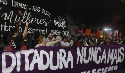 Una pancarta en contra de Bolsonaro que dice "Dictadura nunca más", el 10 de octubre en Brasil.