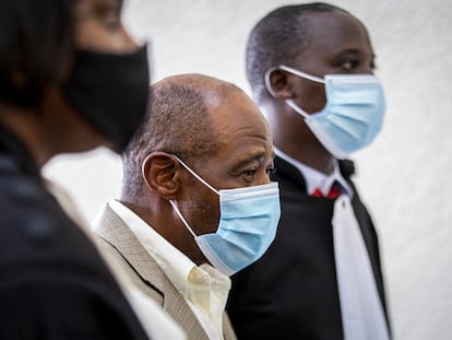 Paul Rusesabagina, en el centro, en el tribunal de Kigali donde está siendo juzgado por terrorismo, este lunes.