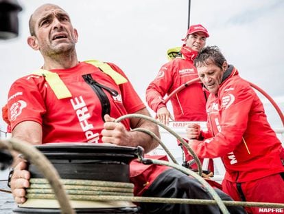 En primer plano Xabi Fern&aacute;ndez, patr&oacute;n del MAPFRE, durante la regata.
 