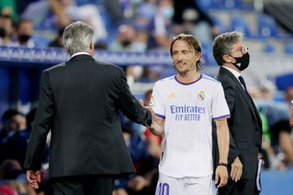 Ancelotti saluda a Modric tras sustituirlo en la primera jornada en Vitoria.