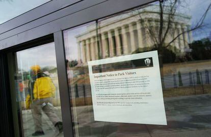 Una oficina tur&iacute;stica cerrada, este lunes, frente al Monumento a Lincoln en Washington