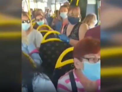 Usuarios de Murcia y Málaga alertan de aglomeraciones en los autobuses públicos 