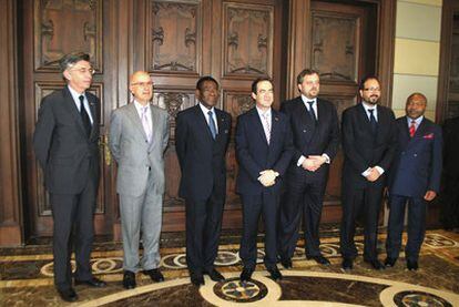 Obiang, tercero por la izquierda, con la delegación parlamentaria española encabezada por Bono.