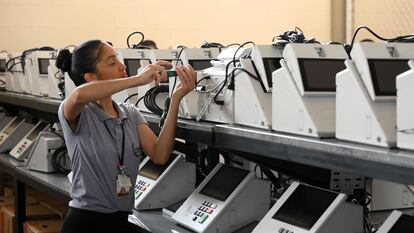 Una empleada del Tribunal Superior Electoral prepara, este miércoles en Brasilia, urnas electrónicas para las elecciones del próximo 2 de octubre.