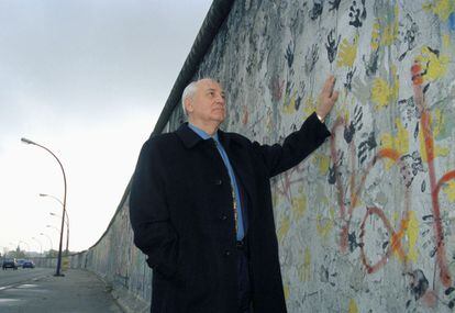El premio Nobel de la Paz, Mijaíl Gorbachov, junto al Muro de Berlín, en mayo de 1998.