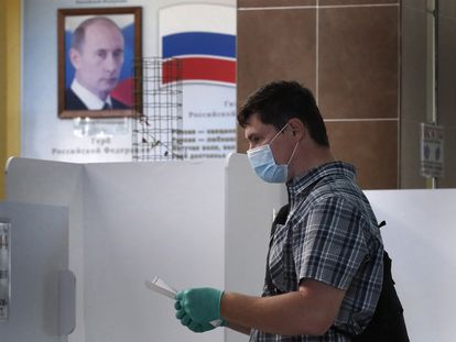Un hombre vota este miércoles en un colegio electoral de Moscú.