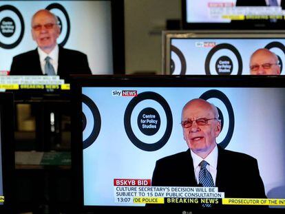Rupert Murdoch, copresidente ejecutivo de Fox, hablando en Sky News, emitido en varios televisores de una tienda de Edimburgo (Escocia).