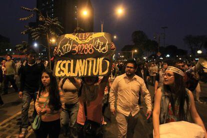 Miles de j&oacute;venes protestan en el centro hist&oacute;rico de Lima. 