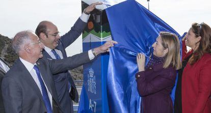 La ministra Ana Pastor, en la puesta en marcha del tramo Polopos-Albu&ntilde;ol.