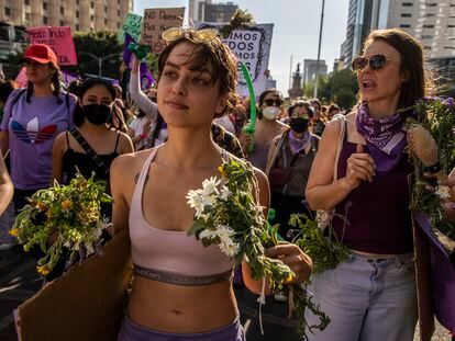 Mujeres participan en la marcha por el día internacional de la mujer en Ciudad de México.