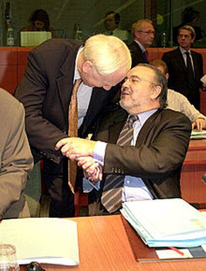 Pedro Solbes, a la derecha, ayer, antes de la reunión del Ecofin.